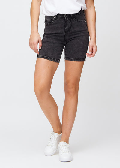 Mørkegrå denim skinny short shorts, modelnavn Shadows, som sidder tæt til, og slutter midt på låret, set forfra.