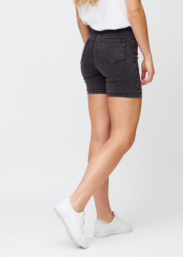 Mørkegrå denim skinny short shorts set bagfra, så man kan se hele produktet.