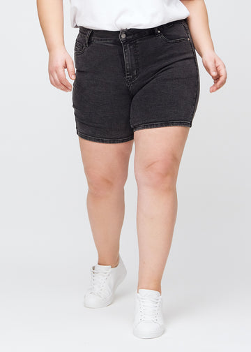 Mørkegrå denim skinny short shorts, modelnavn Shadows, som sidder tæt til, og slutter midt på låret på en plus-size model, set forfra.