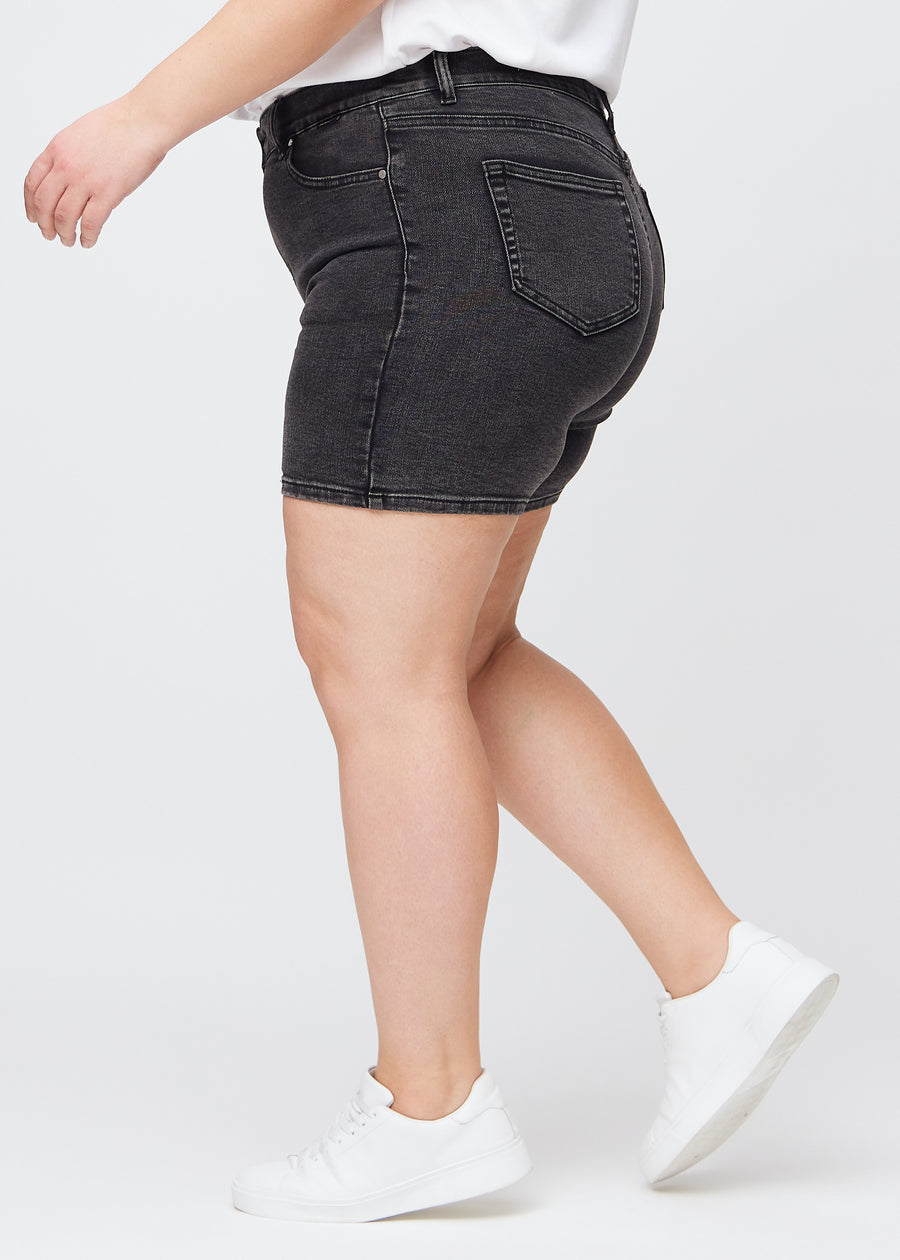 Mørkegrå denim skinny short shorts set fra siden på en plus-size model.