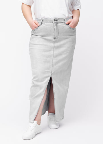 Lang, lysegrå denimnederdel i farven Ashes med regulær pasform set forfra på plus-size model, med slids foran der starter lige under knæet.