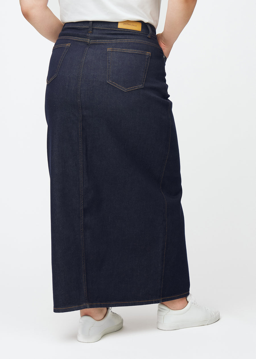 Lang dyb mørkeblå denim nederdel til kvinder i farven Midnights set bagfra på plus-size model, så hele nederdelens længde kan ses.