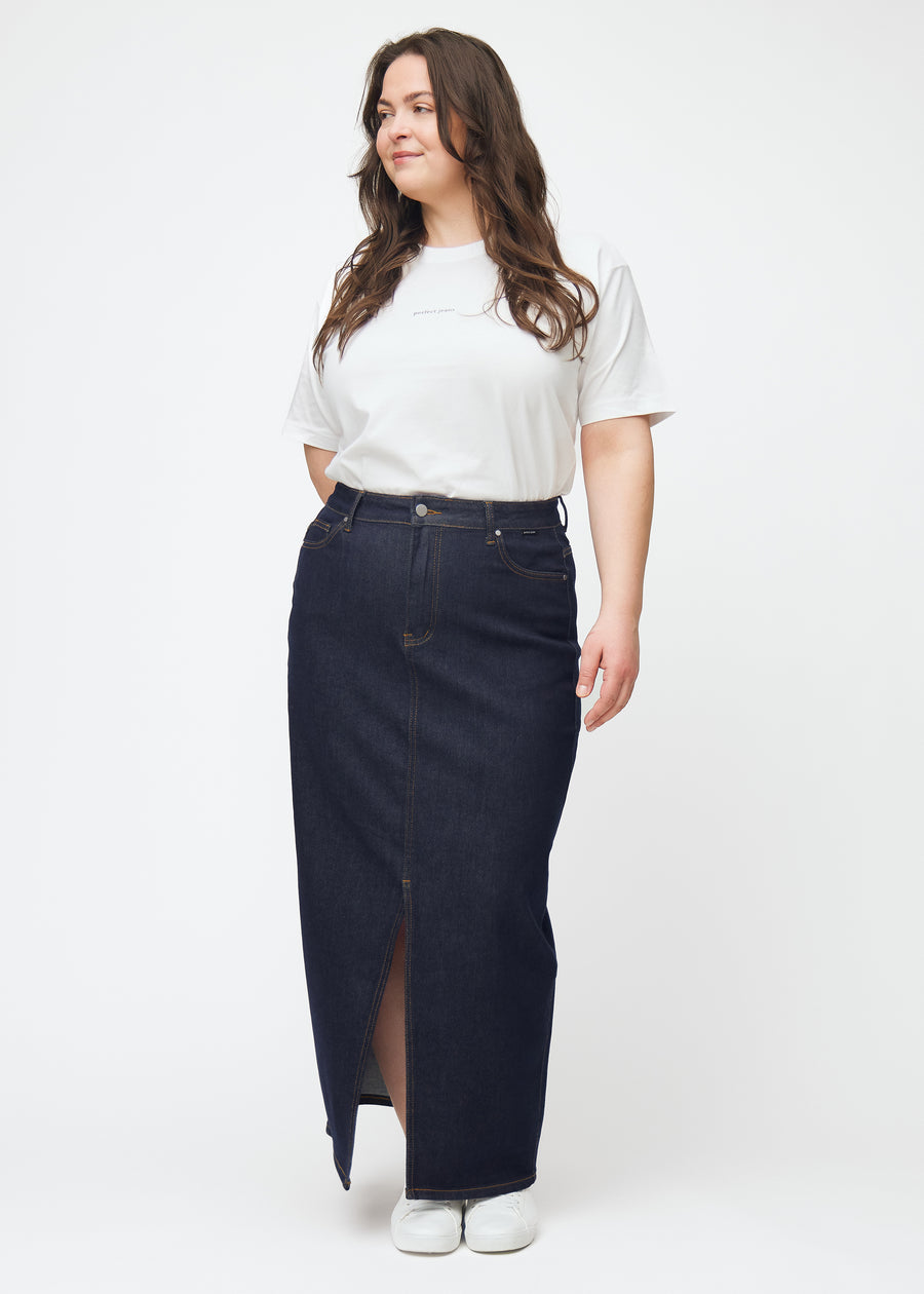 Fuldt billede af plus-size model i lang dyb mørkeblå denim nederdel til kvinder i farven Midnights med slids foran.