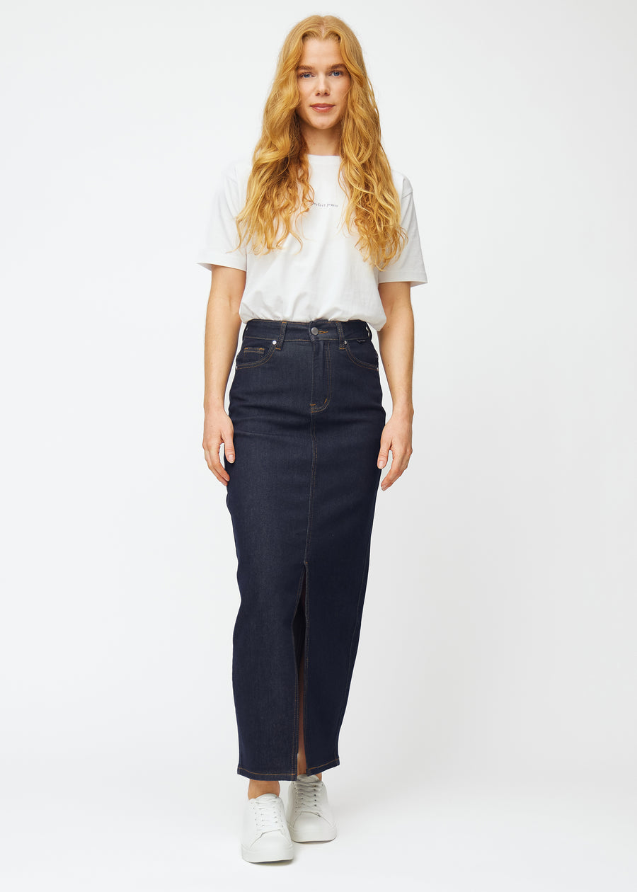 Fuldt billede af model i lang dyb mørkeblå denim nederdel til kvinder i farven Midnights med slids foran.