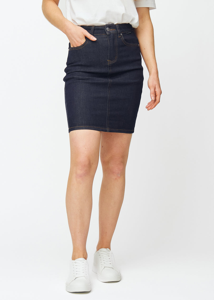 Dyb mørkeblå denim nederdel til kvinder i farven Midnights med tætsiddende pasform og længde til lige over knæet, set forfra.