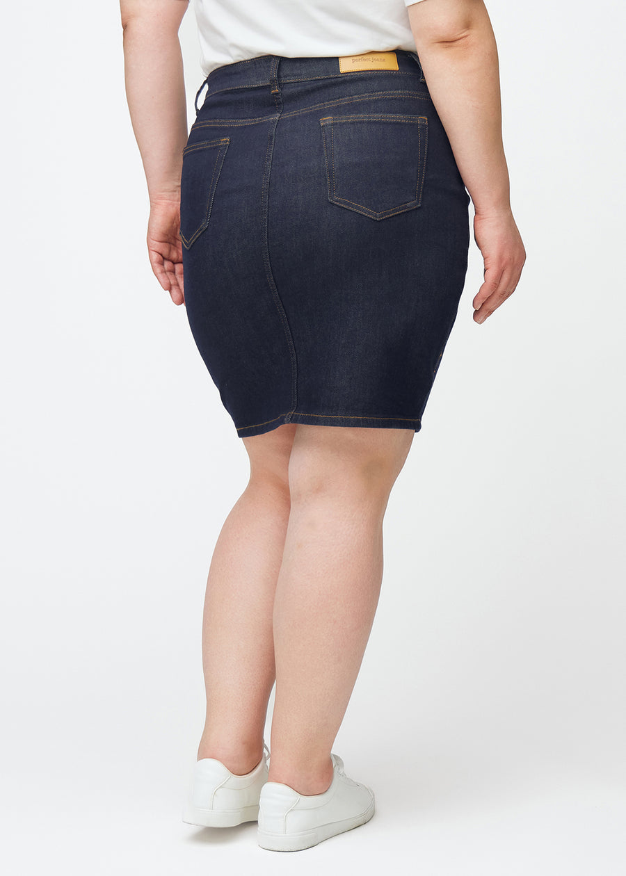 Dyb mørkeblå denim nederdel til kvinder i farven Midnights set bagfra på plus-size model.