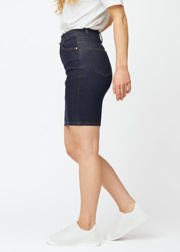 Dyb mørkeblå denim nederdel til kvinder i farven Midnights set fra siden på model.