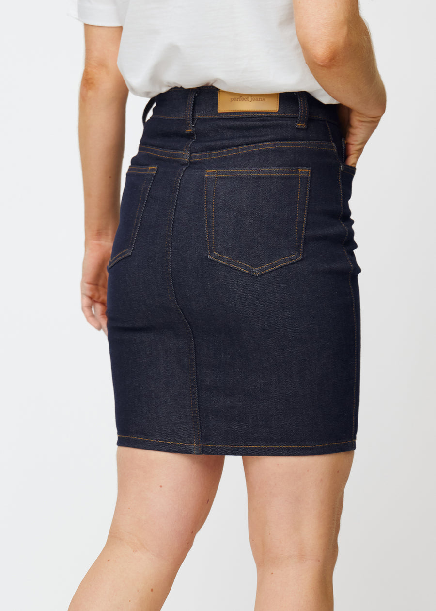 Dyb mørkeblå denim nederdel til kvinder i farven Midnights set bagfra tæt på for at vise pasform og detaljer.