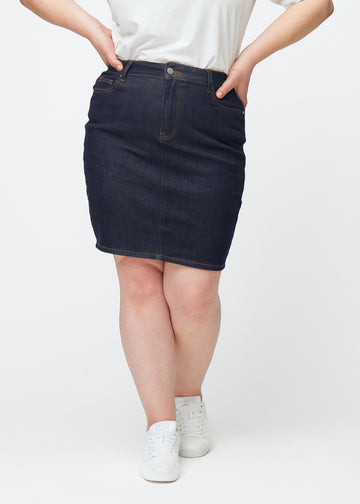 Dyb mørkeblå denim nederdel til kvinder i farven Midnights set forfra på plus-size model.