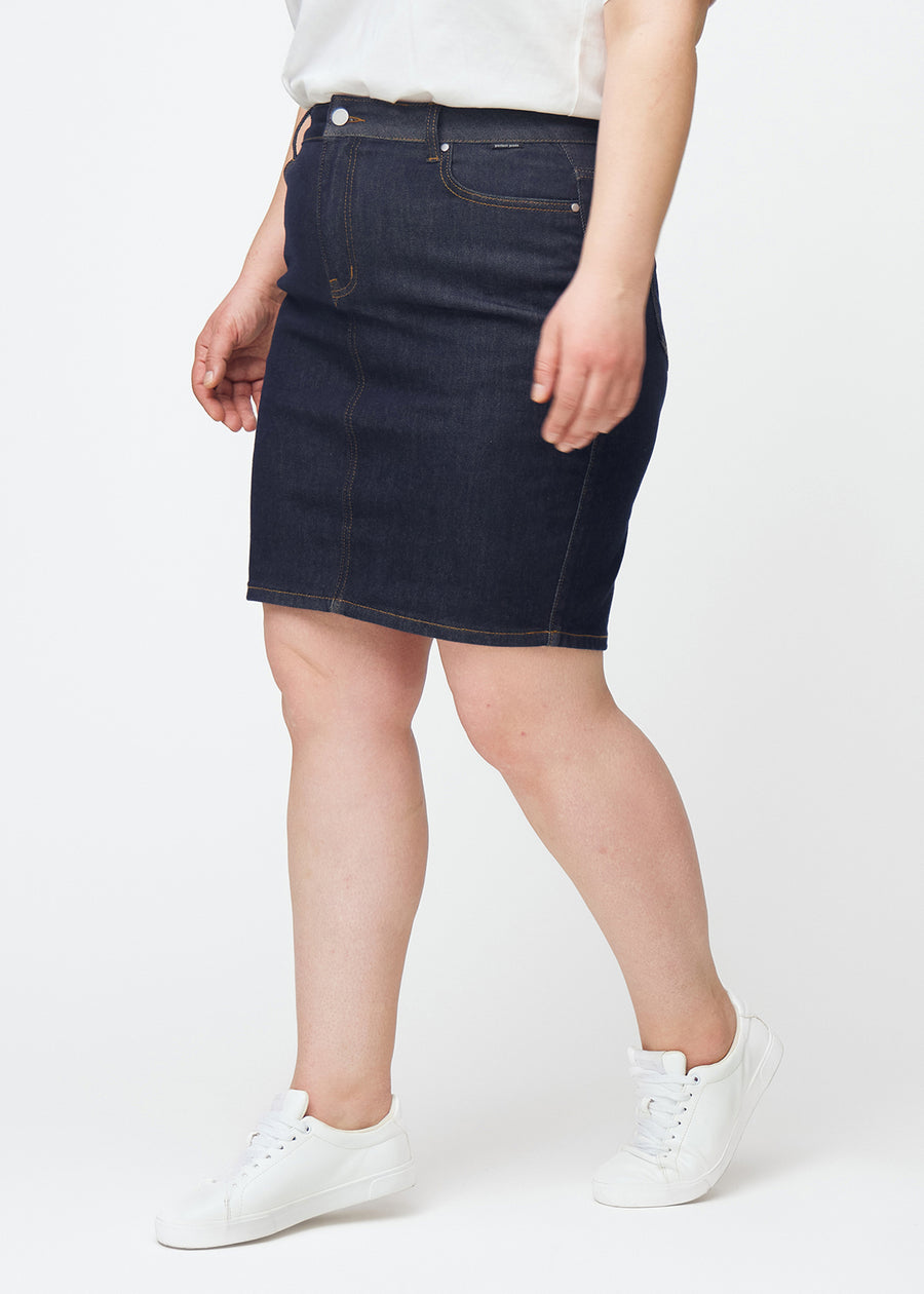 Dyb mørkeblå denim nederdel til kvinder i farven Midnights set fra siden på plus-size model.