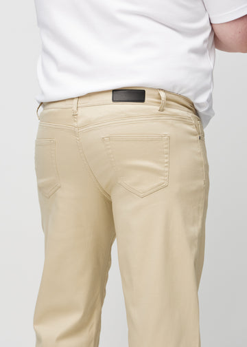 Beige regular jeans set bagfra tæt på en plus-size model for at vise detaljer.