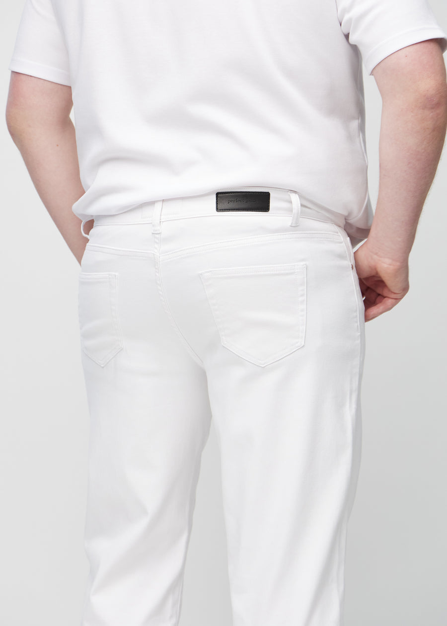 Hvide regular jeans set bagfra tæt på en plus-size model for at vise detaljer.
