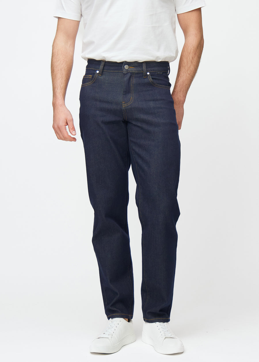 Dyb mørkeblå denim jeans til mænd i farven Midnights med regular pasform, der sidder naturligt ved hoften og giver luft omkring benene, set forfra.