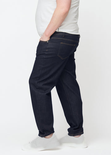 Dyb mørkeblå denim jeans til mænd i farven Midnights med regular pasform set fra siden på plus-size model.