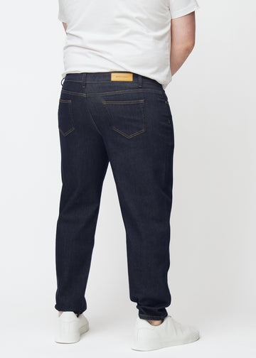 Dyb mørkeblå denim jeans til mænd i farven Midnights set bagfra på plus-size model.