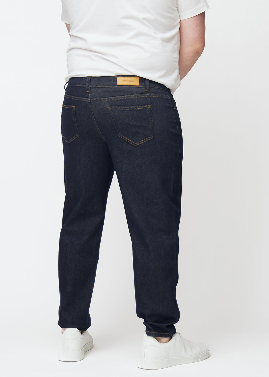 Dyb mørkeblå denim jeans til mænd i farven Midnights set bagfra på plus-size model.