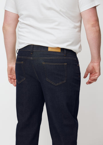 Dyb mørkeblå denim jeans til mænd i farven Midnights set bagfra tæt på på plus-size model.