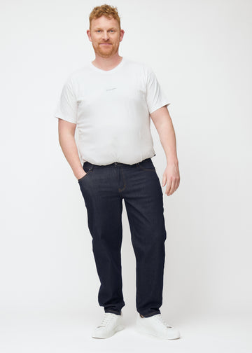 Fuldt billede af plus-size model i dyb mørkeblå denim jeans til mænd i farven Midnights med regular pasform.