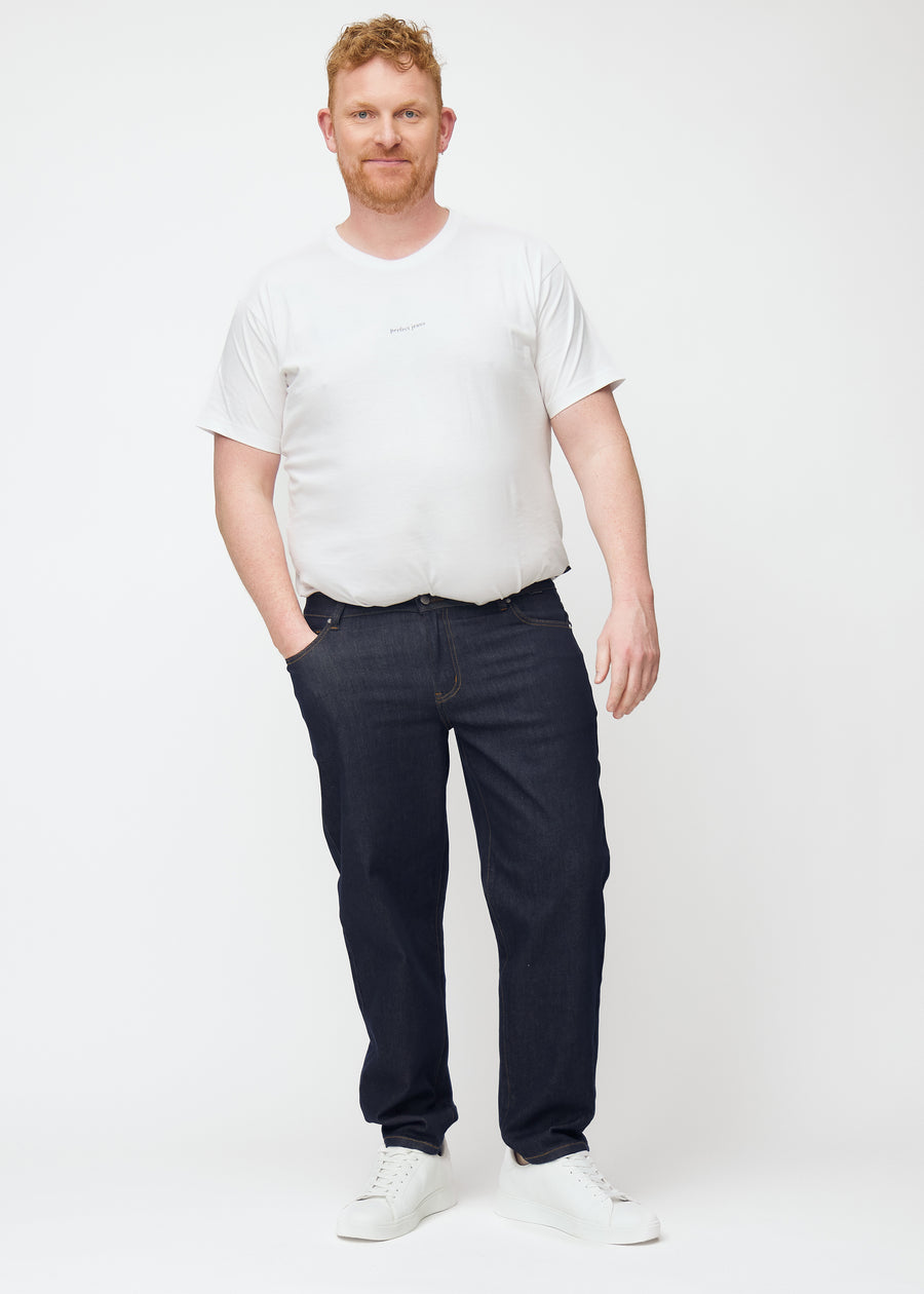 Fuldt billede af plus-size model i dyb mørkeblå denim jeans til mænd i farven Midnights med regular pasform.