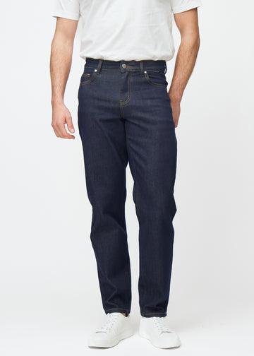 Dyb mørkeblå denim jeans til mænd i farven Midnights med regular pasform, der sidder naturligt ved hoften og giver luft omkring benene, set forfra.