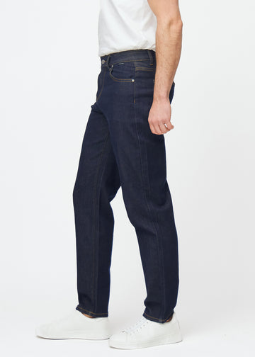 Dyb mørkeblå denim jeans til mænd i farven Midnights med regular pasform set fra siden på model.