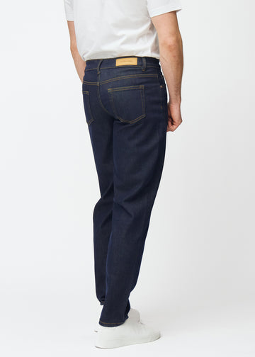 Dyb mørkeblå denim jeans til mænd i farven Midnights set bagfra, så pasformen kan ses.