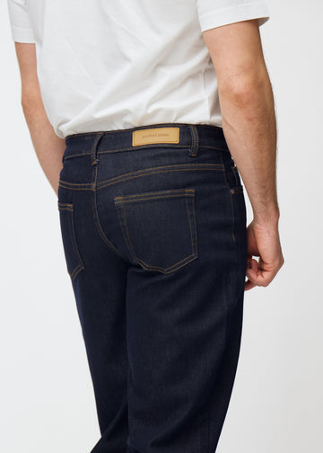 Dyb mørkeblå denim jeans til mænd i farven Midnights set bagfra tæt på for at vise pasform og detaljer.