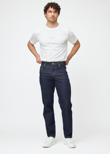 Fuldt billede af model i dyb mørkeblå denim jeans til mænd i farven Midnights med regular pasform.