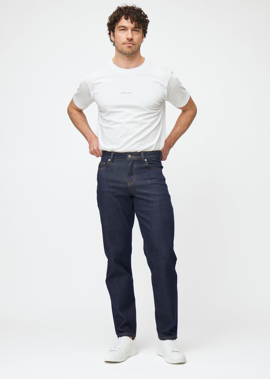 Fuldt billede af model i dyb mørkeblå denim jeans til mænd i farven Midnights med regular pasform.