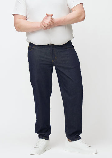 Dyb mørkeblå denim jeans til mænd i farven Midnights med regular pasform set forfra på plus-size model.