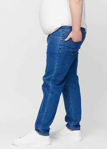 Mørkeblå denim regular jeans set fra siden på en plus-size model.