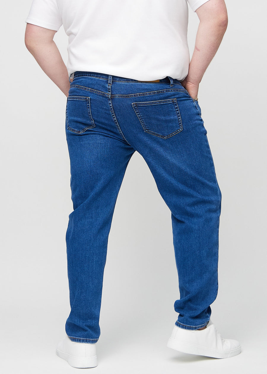 Mørkeblå denim regular jeans set bagfra på en plus-size model, så man kan se hele produktet.