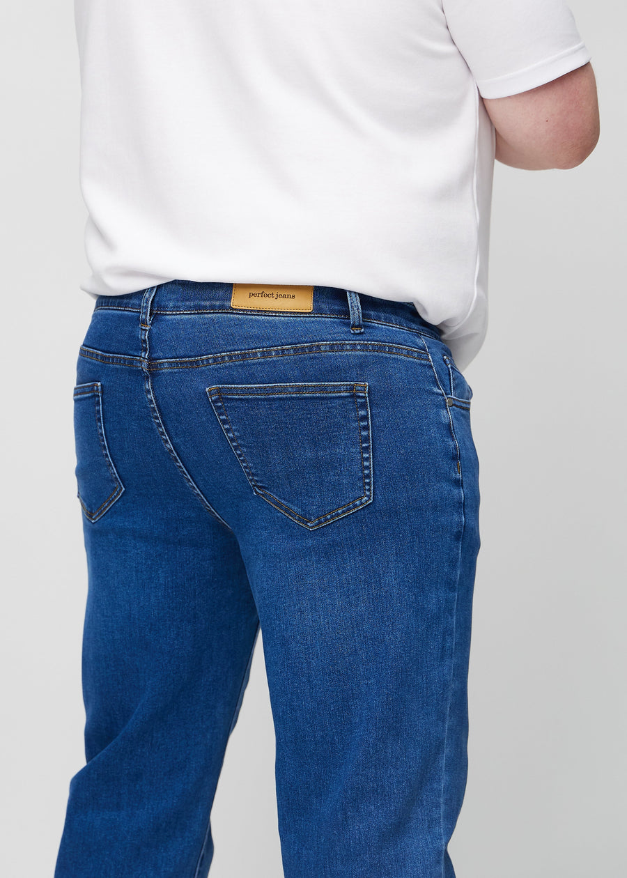 Mørkeblå denim regular jeans set bagfra tæt på en plus-size model for at vise detaljer.