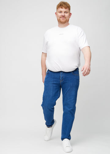Fuldt billede af en plus-size model i mørkeblå denim regular jeans.