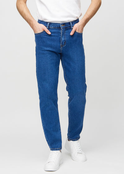 Mørkeblå denim regular jeans, modelnavn Oceans, som går lige ned langs benet, set forfra.