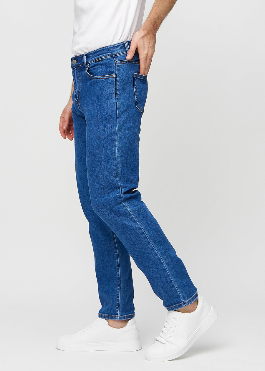 Mørkeblå denim regular jeans set fra siden på model.