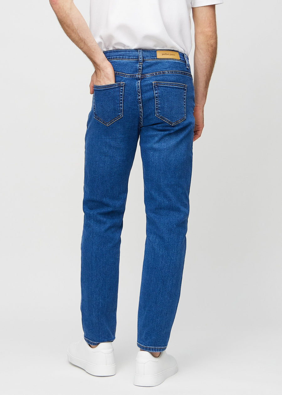 Mørkeblå denim regular jeans set bagfra, så man kan se hele produktet.