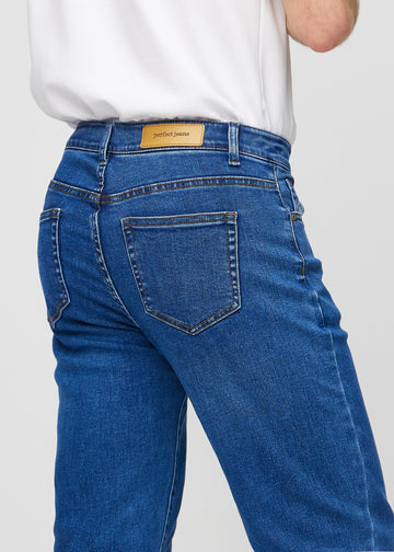 Mørkeblå denim regular jeans set bagfra tæt på for at vise detaljer.