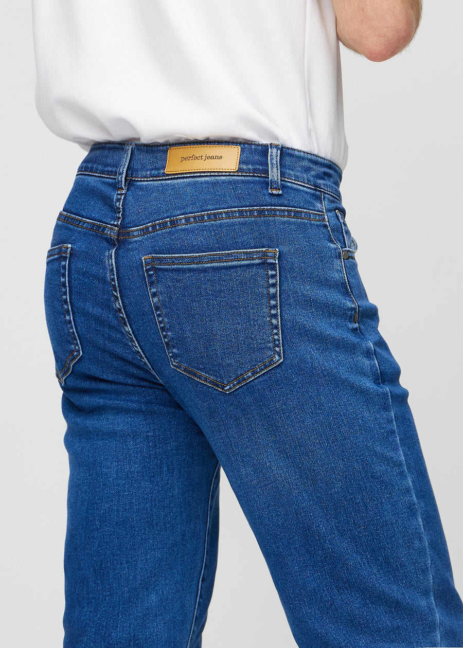 Mørkeblå denim regular jeans set bagfra tæt på for at vise detaljer.