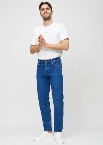 Fuldt billede af model i mørkeblå denim regular jeans.
