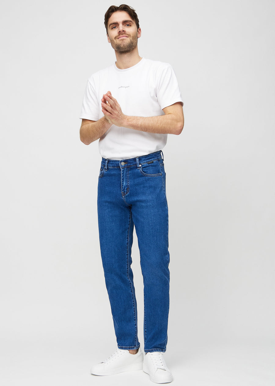 Fuldt billede af model i mørkeblå denim regular jeans.