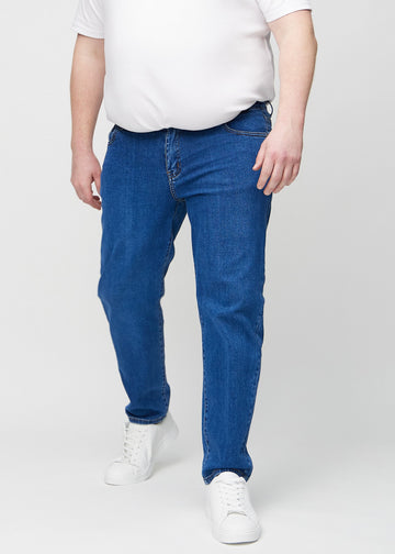 Mørkeblå denim regular jeans, modelnavn Oceans, som går lige ned langs benet på en plus-size model, set forfra.