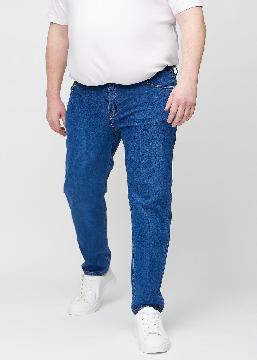 Mørkeblå denim regular jeans, modelnavn Oceans, som går lige ned langs benet på en plus-size model, set forfra.