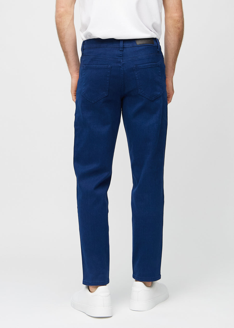 Mørkeblå regular jeans set bagfra, så man kan se hele produktet.