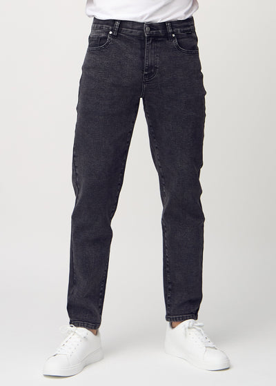 Mørkegrå denim regular jeans, modelnavn Shadows, som går lige ned langs benet, set forfra.