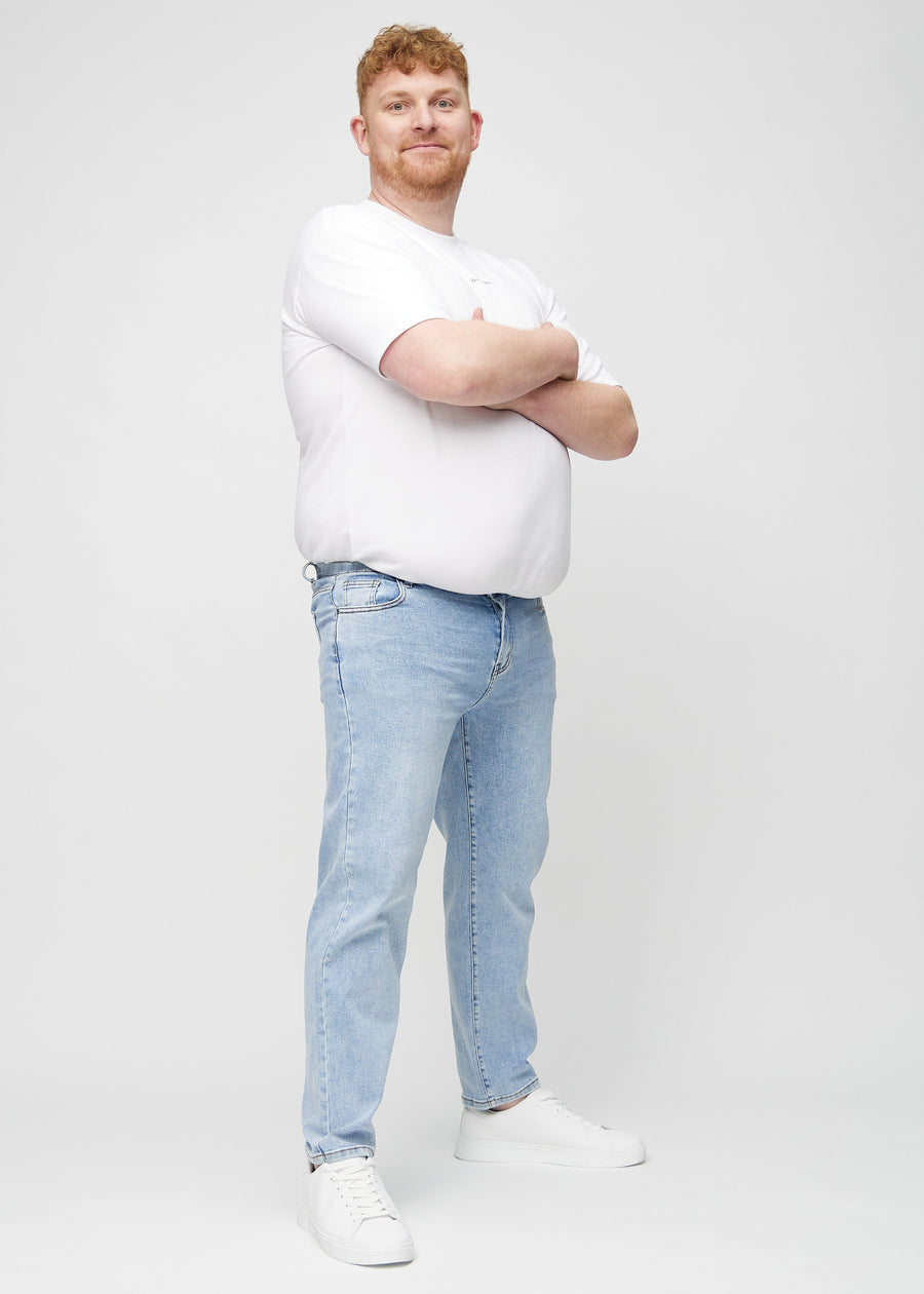 Fuldt billede af en plus-size model i lys denim regular jeans.