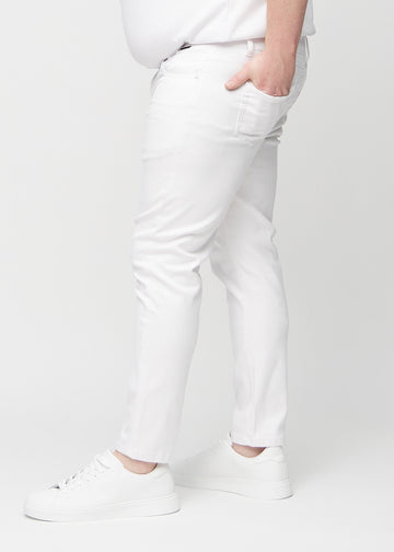 Hvide slim jeans set fra siden på en plus-size model.
