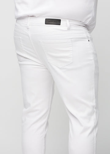 Hvide slim jeans set bagfra tæt på en plus-size model for at vise detaljer.