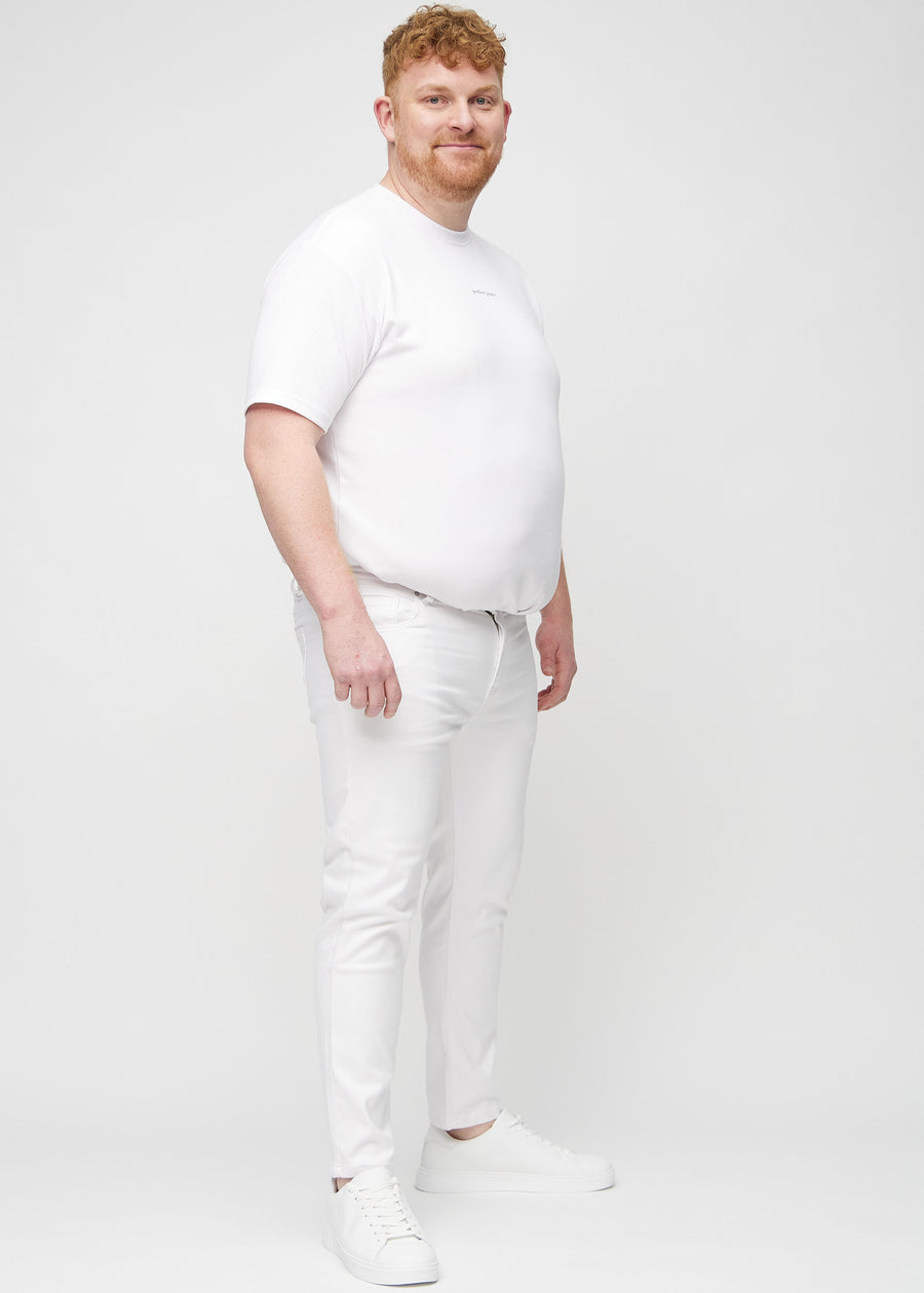 Fuldt billede af en plus-size model i hvide slim jeans.