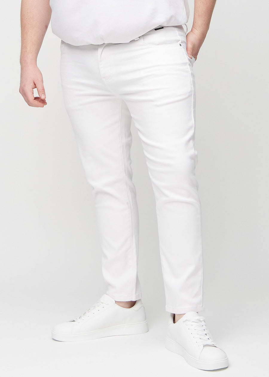 Hvide slim jeans, modelnavn Marguerites, som sidder tæt til benet på en plus-size model, set forfra.